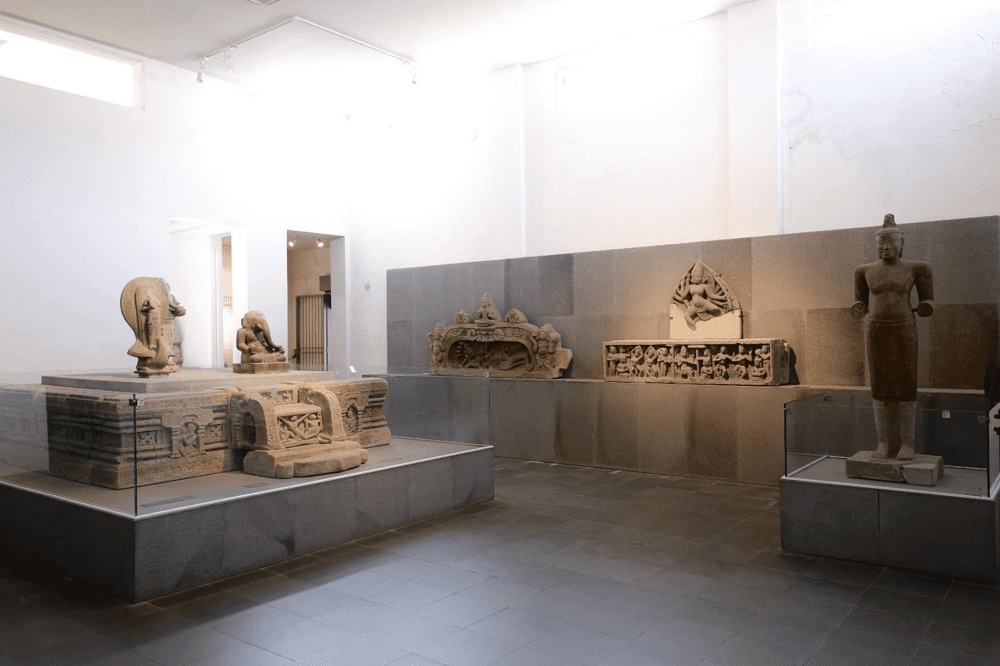 The My Son E1 Altar captures Vishnu reclining on the serpent Shesha,an iconic masterpiece of Cham spiritual art (Source: Bảo tàng Điêu khắc Chăm Đà Nẵng - Da Nang Museum of Cham Sculpture)